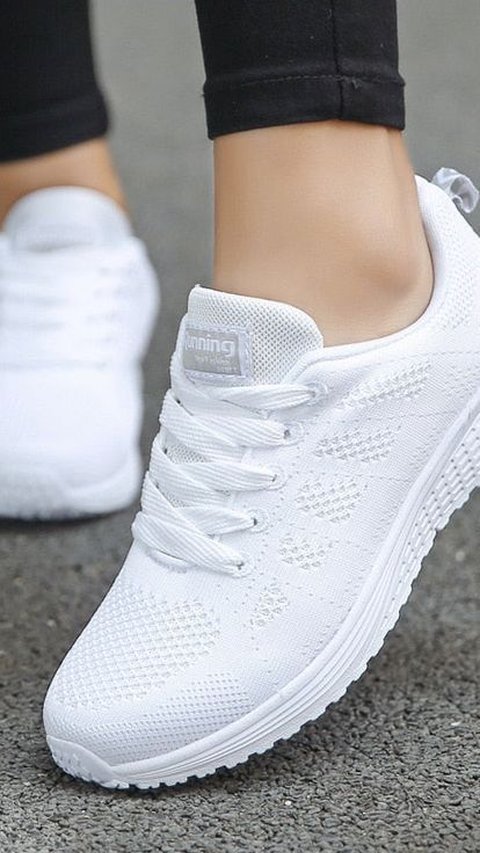 <b>Gunakan Sepatu Putih Berbahan Mesh atau Polyester untuk Olahraga</b>