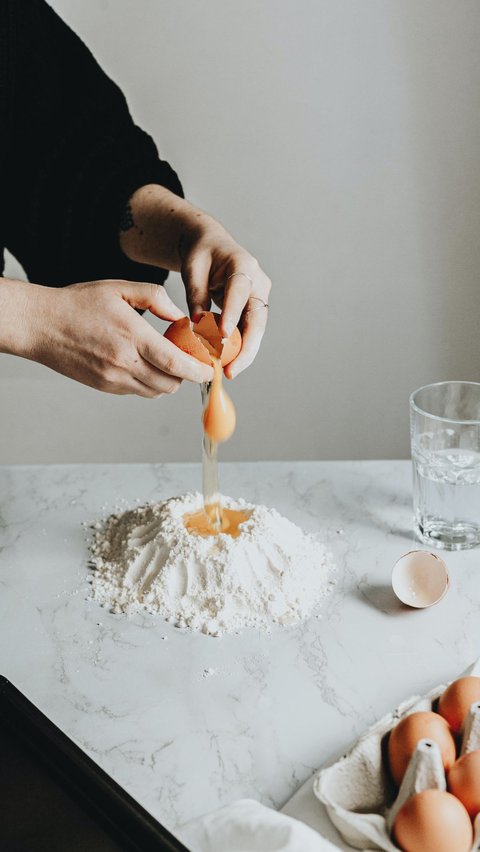 Nastar selalu menjadi salah satu kue yang dinanti-nanti oleh banyak orang khususnya saat momen Lebaran tiba. Bagian luar kue yang renyah dengan isian selai nanas manis nan lezat membuat kue ini menjadi favorit di lidah siapa saja.