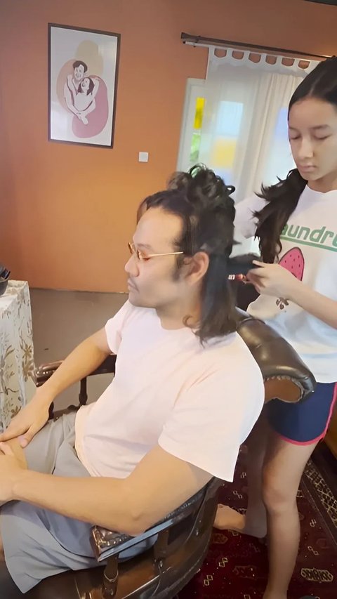Father Daughter Goals! Dwi Sasono Shows Off His Cool Hair Result of His Daughter's Styling.