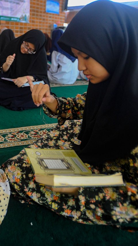 FOTO: Semangat Santri Tunarungu Belajar Mengaji Alquran dengan Bahasa Isyarat