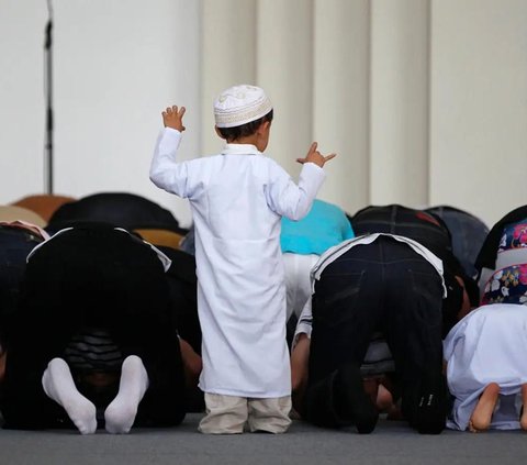 Viral! Moment of Little Boy Greeting Each Jamaah One by One during Tarawih Prayer, Netizen: 'Example of Successful Parenting'