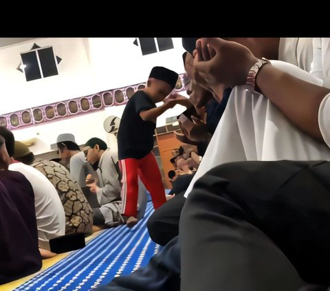 Viral! Moment of Little Boy Greeting Each Jamaah One by One during Tarawih Prayer, Netizen: 'Example of Successful Parenting'