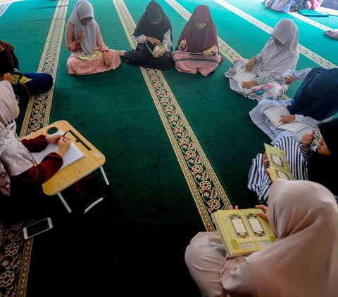 FOTO: Semangat Santri Tunarungu Belajar Mengaji Alquran dengan Bahasa Isyarat