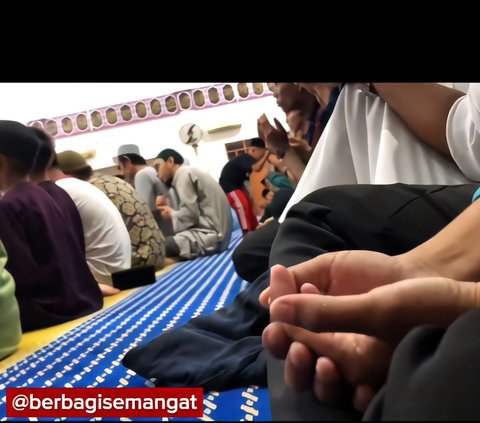 Viral! Moment of Little Boy Greeting Each Jamaah One by One during Tarawih Prayer, Netizen: 'Example of Successful Parenting'