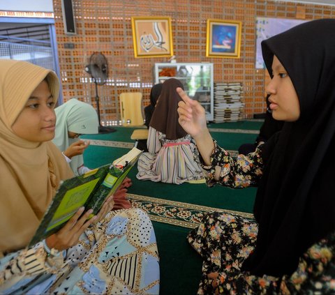 FOTO: Semangat Santri Tunarungu Belajar Mengaji Alquran dengan Bahasa Isyarat