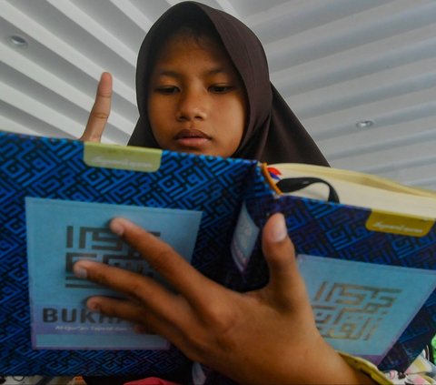 FOTO: Semangat Santri Tunarungu Belajar Mengaji Alquran dengan Bahasa Isyarat