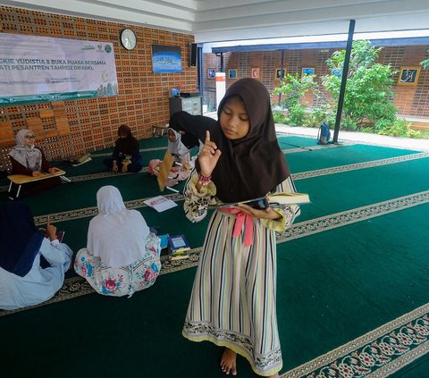 FOTO: Semangat Santri Tunarungu Belajar Mengaji Alquran dengan Bahasa Isyarat