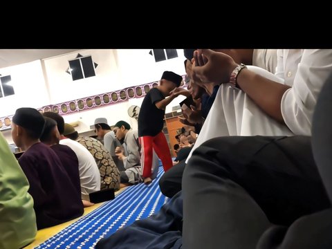 Viral! Moment of Little Boy Greeting Each Jamaah One by One during Tarawih Prayer, Netizen: 'Example of Successful Parenting'