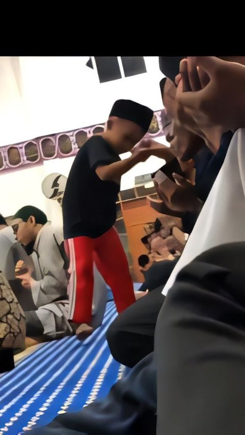 Viral! Momen Bocah Kecil Salami Satu per Satu Jamaah Sholat Tarawih, Netizen:  'Contoh Orangtua Sukses Didik Anak'