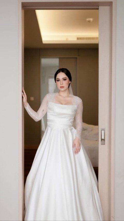 Bedah Gaun Klasik Nan Simpel Raquel Larkin di Hari Pernikahannya