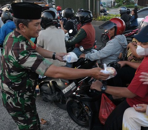 FOTO: Kekompakan Prajurit TNI dan Polisi Bagikan Ratusan Takjil Gratis di Cakung