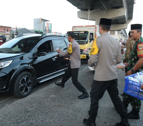 FOTO: Kekompakan Prajurit TNI dan Polisi Bagikan Ratusan Takjil Gratis di Cakung