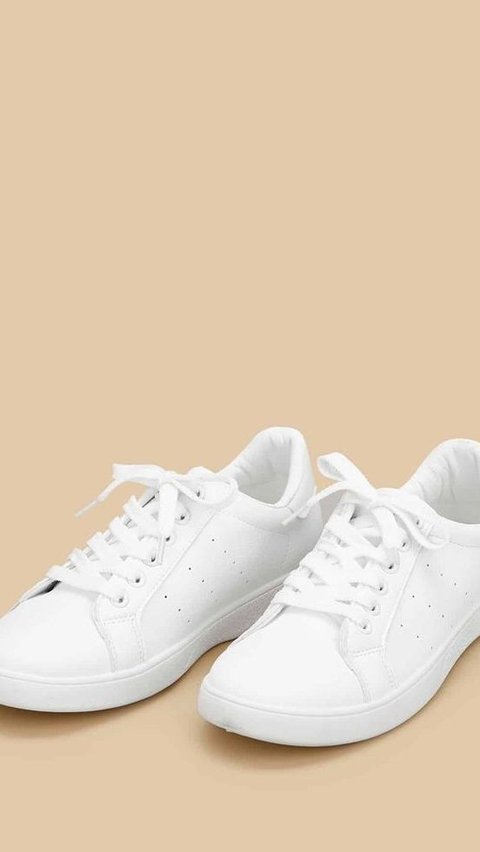 <b>10 Sneakers Putih Terbaru untuk Pria di Tahun 2024, Ideal untuk Merayakan Lebaran</b><br>