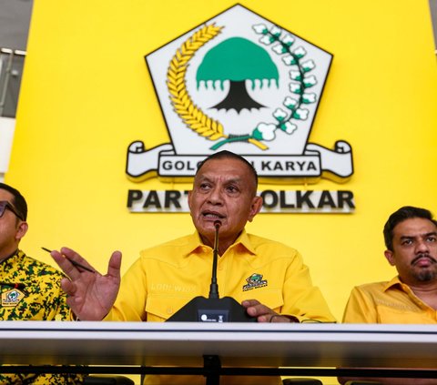 Sekjen Partai Golkar Lodewijk Freidrich Paulus (tengah) didampingi Wakil Ketua Umum Ahmad Doli Kurnia (kiri) dan Ketua Badan Pemenangan Pemilu (Bappilu) Maman Abdurrahman (kanan) menyampaikan tanggapan terkait hasil Pemilu 2024 di DPP Partai Golkar, Jakarta, Selasa (21/3/2024). Liputan6.com/Angga Yuniar