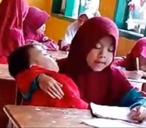 Kisah Haru Siswi di Sinjai Sekolah Sambil Gendong Adik Setelah Ibu Wafat