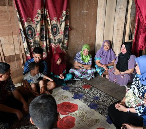 Kisah Haru Siswi di Sinjai Sekolah Sambil Gendong Adik Setelah Ibu Wafat