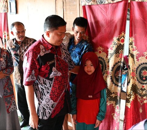 Kisah Haru Siswi di Sinjai Sekolah Sambil Gendong Adik Setelah Ibu Wafat