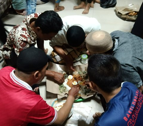 Mengenal Keunikan Tradisi Megibung di Kampung Islam Kepaon Bali