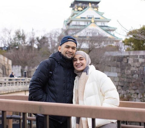 Showcasing a Family Photo, the Faces of Teuku Wisnu's Three Children Become the Center of Attention