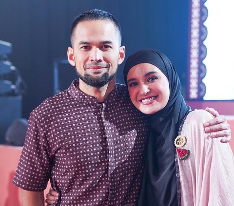 Showcasing a Family Photo, the Faces of Teuku Wisnu's Three Children Become the Center of Attention