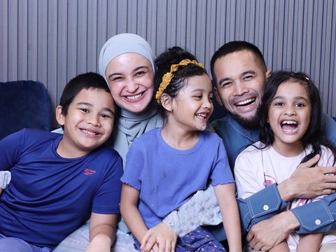 Showcasing a Family Photo, the Faces of Teuku Wisnu's Three Children Become the Center of Attention