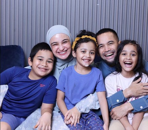 Showcasing a Family Photo, the Faces of Teuku Wisnu's Three Children Become the Center of Attention