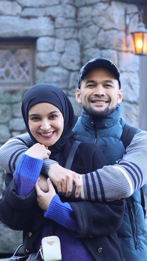 Showcasing a Family Photo, the Faces of Teuku Wisnu's Three Children Become the Center of Attention