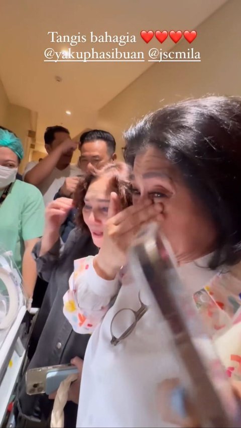 Ibu Jessica Mila dan Ibu Yakup Hasibuan menatap cucu mereka sambil berlinang air mata bahagia.
