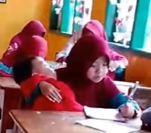 Ibunya Sudah Meninggal, Siswi SD ini Rawat Adiknya Hingga Sekolah pun Sambil Menggendongnya