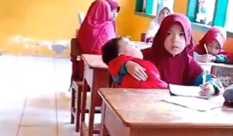 <b>Rawat Adik ke Sekolah Usai Ibunda Wafat</b>