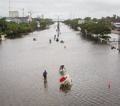 Jokowi soal Banjir di Demak-Kudus: Kementerian PUPR Kerja Siang Malam Tutup Tanggul Jebol