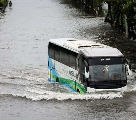 Jokowi soal Banjir di Demak-Kudus: Kementerian PUPR Kerja Siang Malam Tutup Tanggul Jebol