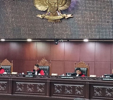 Hakim Konstitusi Guntur Hamzah Dilaporkan ke MKMK