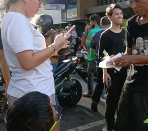 Viral Momen Antrean Takjil dari Jam 2 Siang, Pedagang Tak Datang Akhirnya Ada Calo