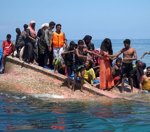 Ratusan Warga Aceh Barat Tolak Kedatangan 69 Warga Etnis Rohingya