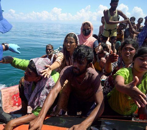 Ratusan Warga Aceh Barat Tolak Kedatangan 69 Warga Etnis Rohingya
