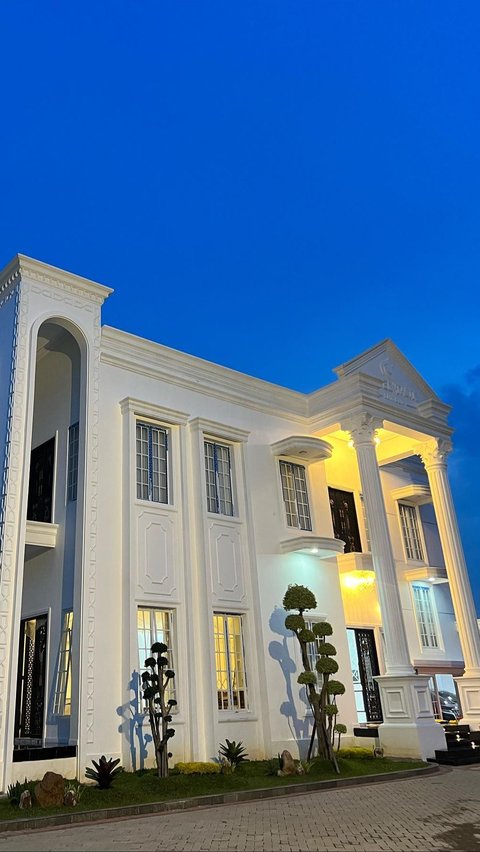 This is a picture of Angel Tacik's luxury house in Sidoarjo.