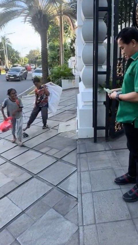 Viral Momen Crazy Rich Fitno Fabulous Bertemu Kakak Adik sedang Cari Rongsokan, Beri Uang dan Bantuan<br>