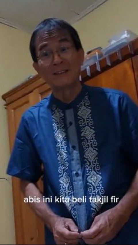 <b>Tak Hanya Ikut Berburu Takjil, Momen Bapak-Bapak Beragama Katolik Borong Baju Koko Ini Curi Perhatian Warganet</b><br>