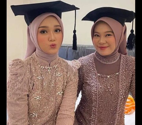 Sudah dandan dari pagi-pagi buta, pukul 06.40 pagi ia dan temannya sudah siap untuk berangkat ke kampus untuk di wisuda. Dalam potret ini, ia dan temannya pun tampil cantik dengan kebaya dan toga di kepalanya.