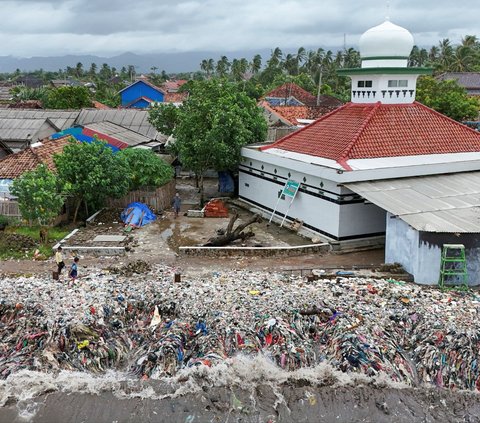Hamparan sampah yang mencemari bibir pantai di kampung nelayan Teluk, Pandeglang, Banten, pada 15 Maret 2024. Pantai Teluk, Pandeglang, Banten, menjadi salah satu pantai paling kotor di Indonesia. REUTERS/Willy Kurniawan