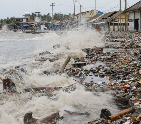 FOTO: Penampakan Lautan Sampah Penuhi Pantai Terkotor se-Indonesia di Pandeglang