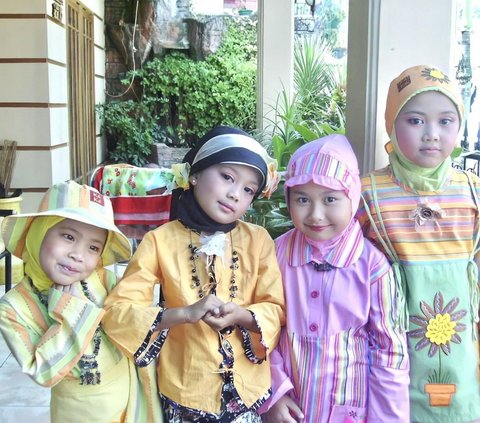 Still Remember the Classic Lebaran Clothes for Kids in the 90s and 2000s? Unique with its Vibrant Colors and Matching Hat and Bandana