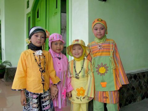 Still Remember the Classic Lebaran Clothes for Kids in the 90s and 2000s? Unique with its Vibrant Colors and Matching Hat and Bandana
