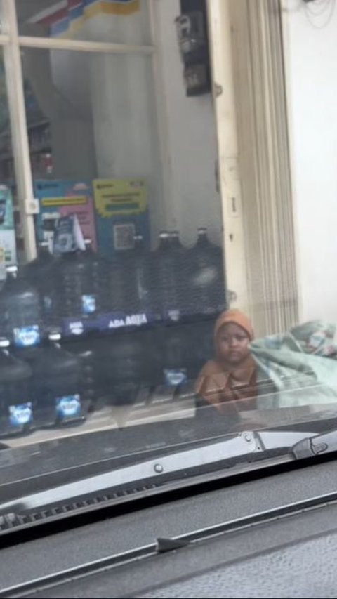 Kisah Bocah 9 Tahun yang Bantu Ayahnya Cari Rongsokan Ini Viral, Bikin Haru<br>