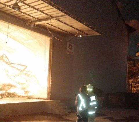 Gudang milik perusahaan e-commerce Lazada dilalap si jago merah pada Kamis (21/3) sekitar pukul 22.00 WIB. Kebakaran hebat tersebut diduga lantaran korsleting listrik.