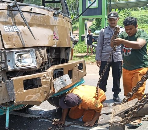 Kronologi Odong-Odong Tertabrak Truk Trailer Saat Menyeberang di Jalur Pantura Batang, 13 Penumpang Terluka