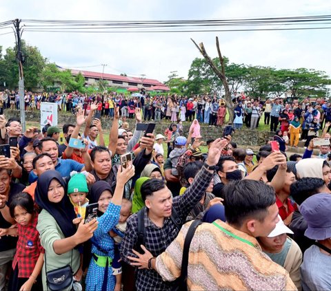 FOTO: Momen Kunjungan Bersejarah Jokowi di Sekadau Kalbar, Presiden RI Pertama Datangi Bumi Lawang Kuari