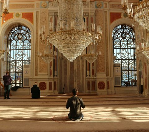 Bacaan Niat Iktikaf di Masjid, Lengkap Beserta Keutamaannya