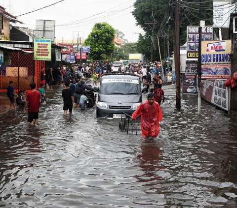 Banjir parah melanda jalur penghubung Jakarta-Tangerang di kawasan Joglo, Jakarta, Jumat (22/3/2024). Banjir tersebut terjadi setelah hujan mengguyur Jakarta selama semalaman. Kondisi itu diperparah dengan buruknya sistem drainase di kawasan tersebut. Liputan6.com/Angga Yuniar